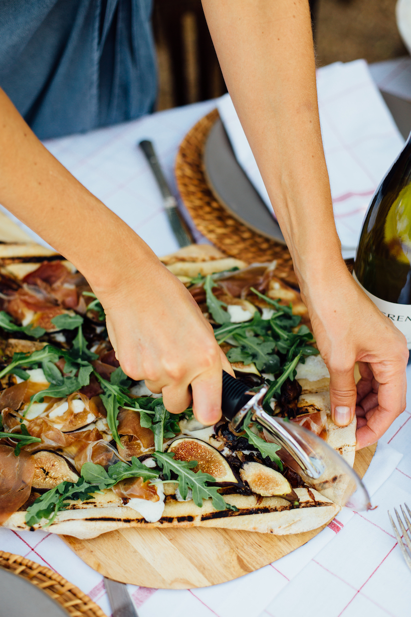 grilled pizza with fig, prosciutto, mozzarella, and arugula