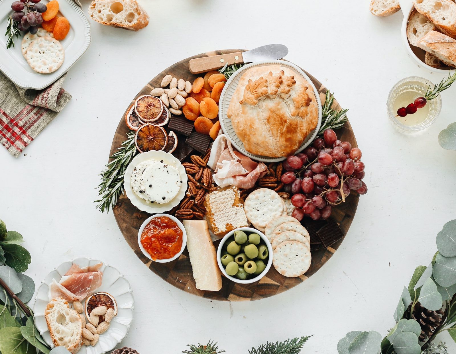 baked brie charcuterie board_easy thanksgiving appetizers