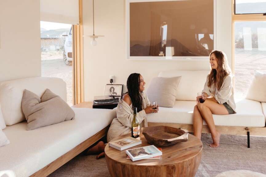 friends talking, Joshua tree