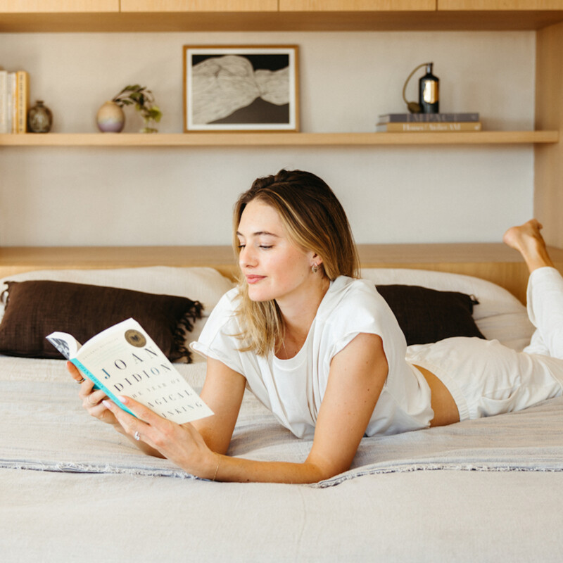 Sanne Vloet reading in bed_biological age